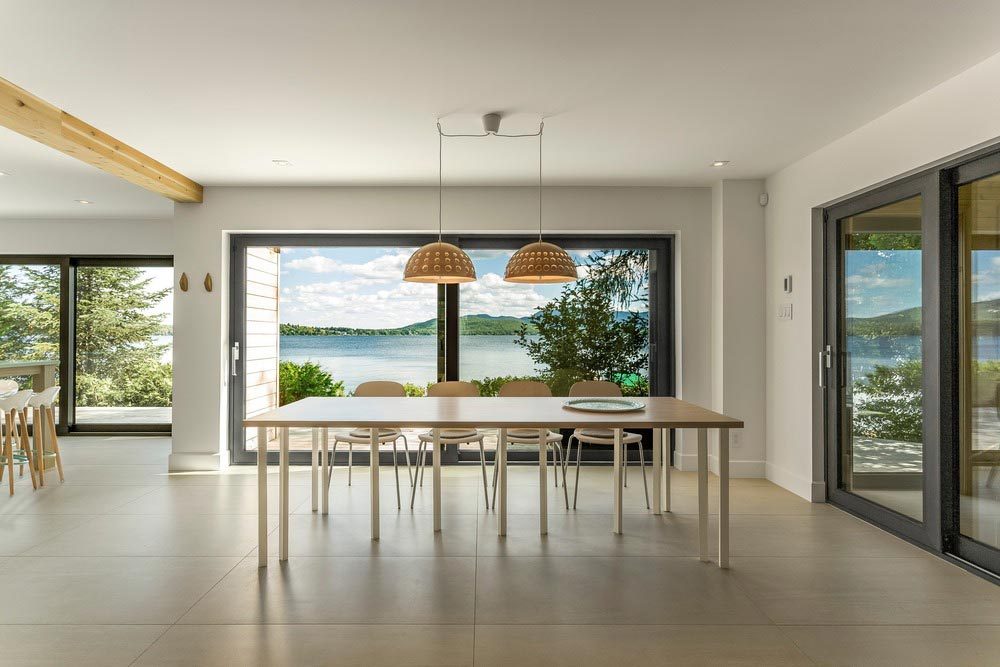 modern lake cottage dining design fxs 1000x667 - Nordic Architecture and Sleek Interior Design