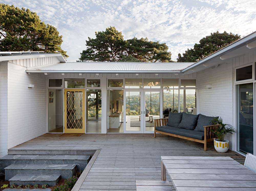 modern mid century courtyard - Newtown House
