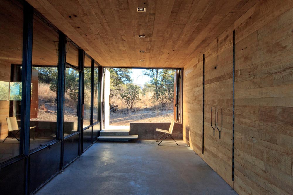 modern off grid cabin entry dust - Casa Caldera