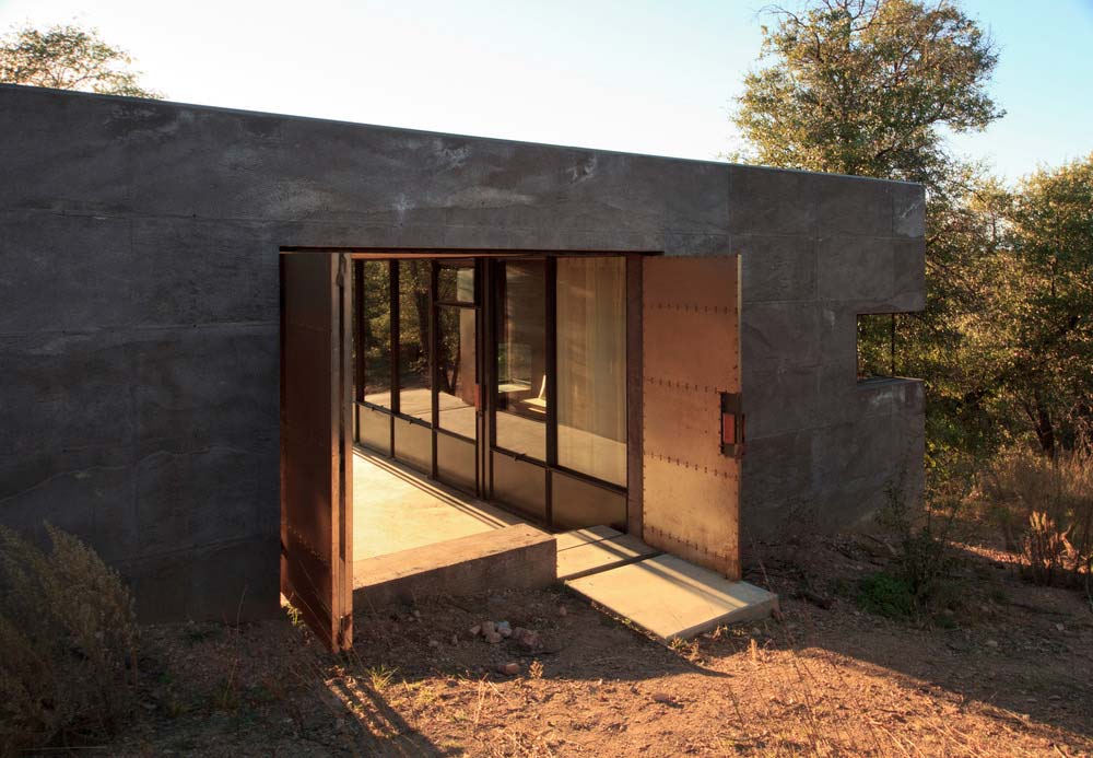 modern off grid cabin entry dust2 - Casa Caldera