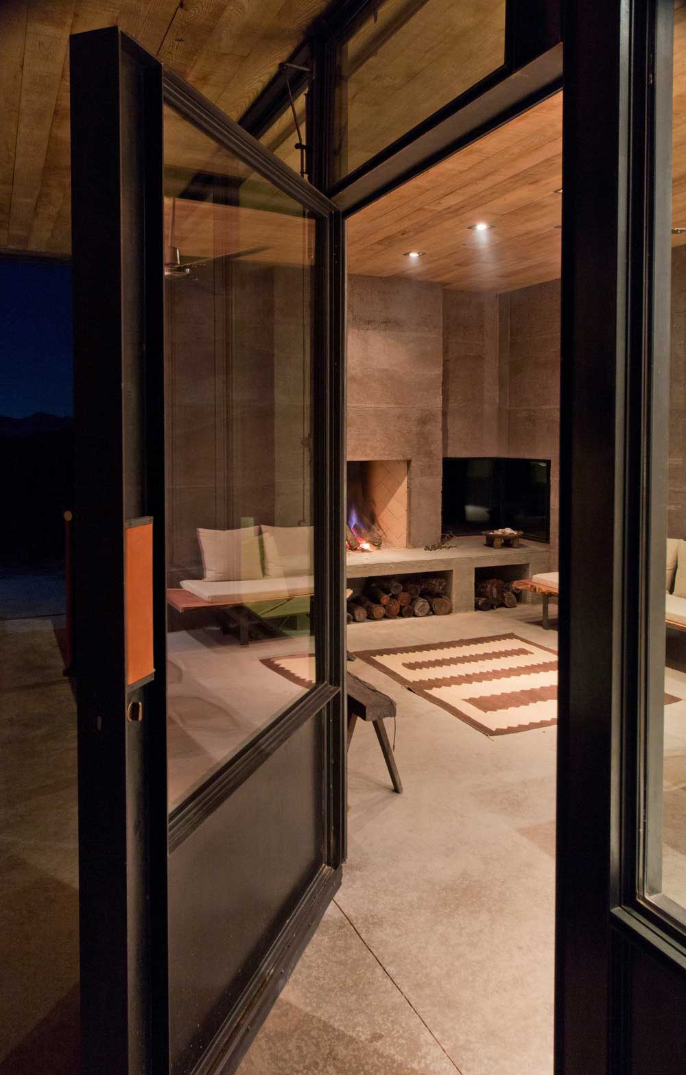modern off grid cabin living dust - Casa Caldera