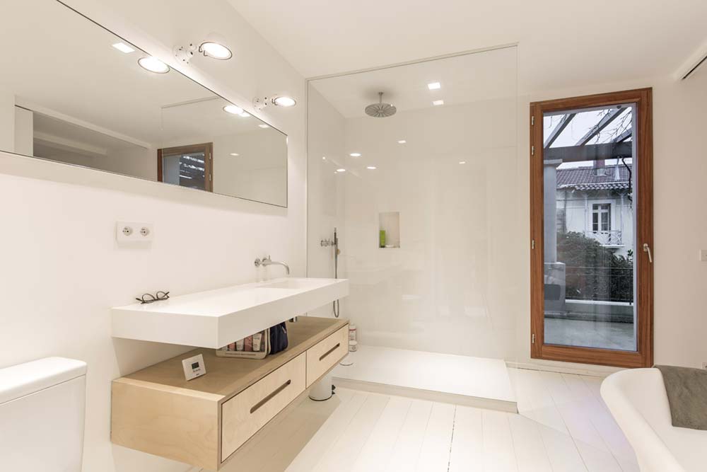 modern townhouse bathroom design - Townhouse Renovation in Montpellier