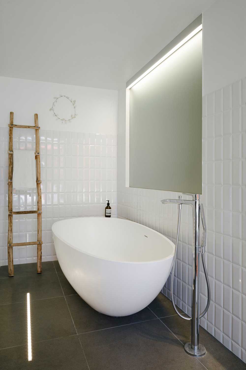 modern villa bathroom design - GOM House