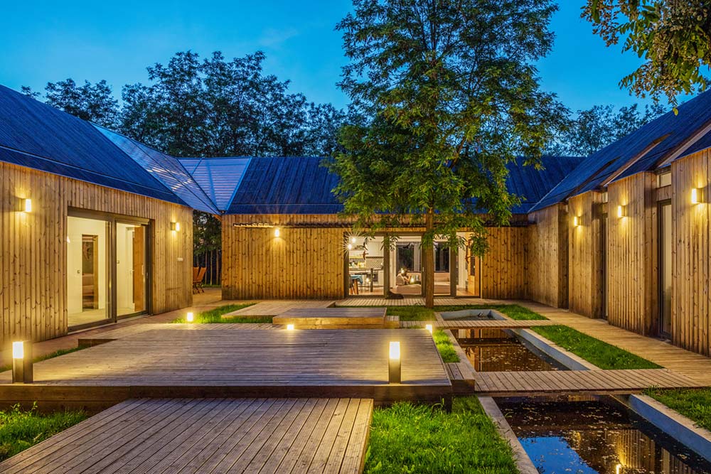 modern wooden house courtyard arc - Modern Wooden House