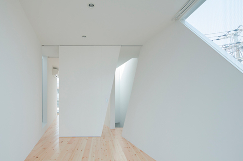 narrow house japan ikas 10 - House in Tamatsu: waiting for the sun