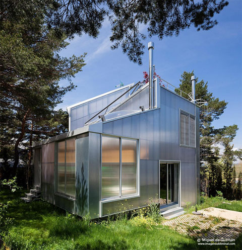 Prefab home that reflects its surroundings near Madrid, Spain