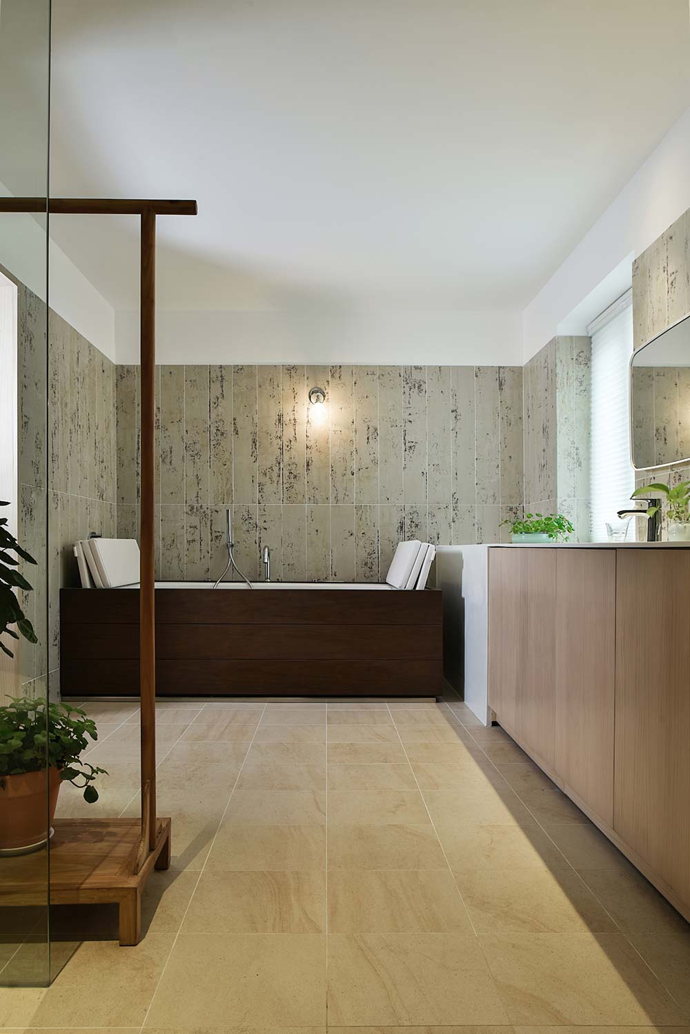 scandinavian asian wooden tub - Xiang Jiang House in Beijing