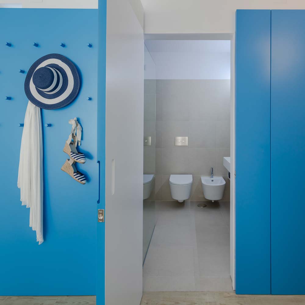 Small apartment bathroom design