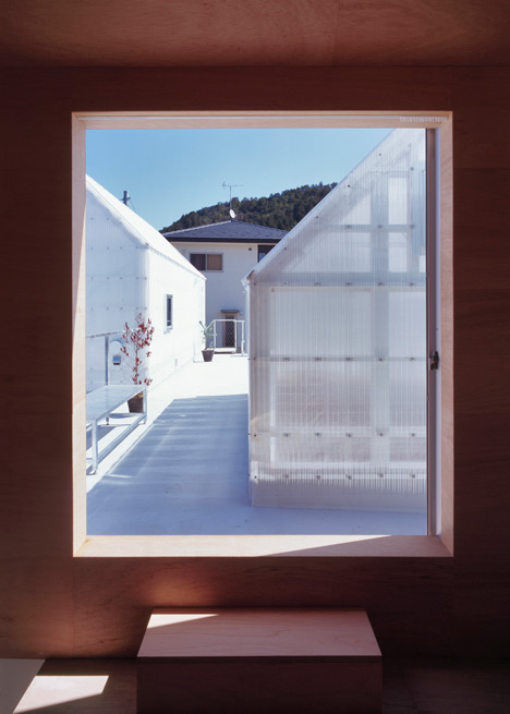 small house japan ymsk 10 - House in Yamasaki: three volumes for a plinth house