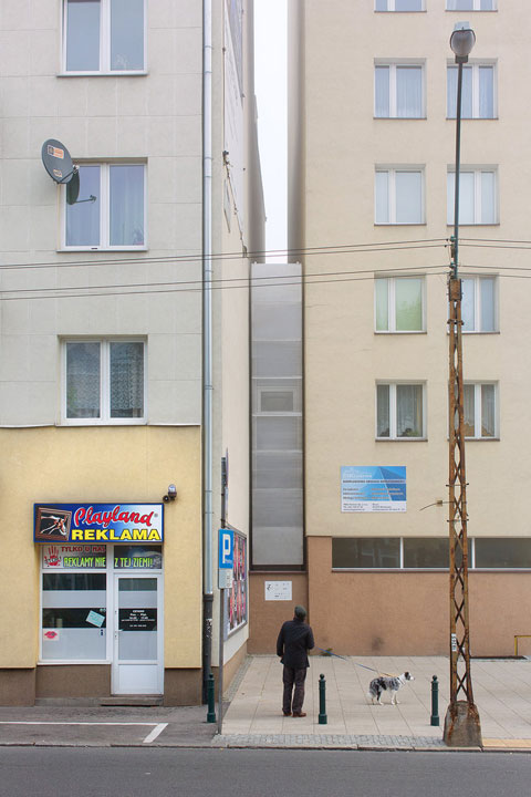 small-narrow-house-keret-01