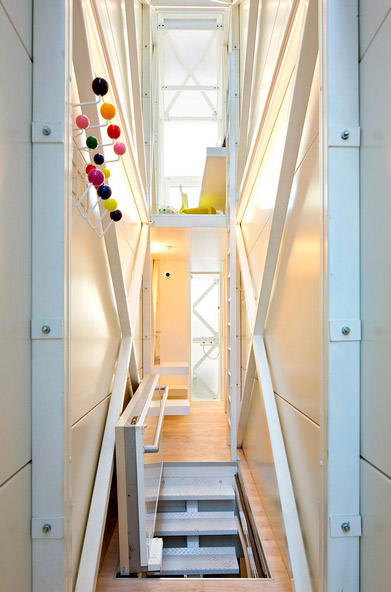 small-narrow-house-keret-08