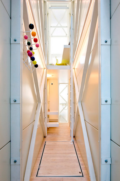 small-narrow-house-keret-09