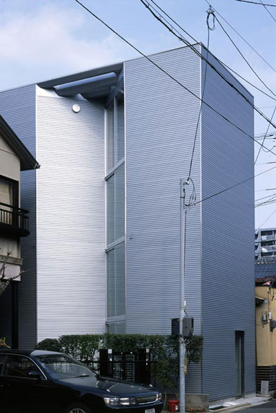 small narrow house w 2 - W Window House: a shimmering steel tower