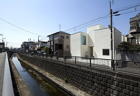 small patio house portico 8 - Portico: a single house or housing complex?