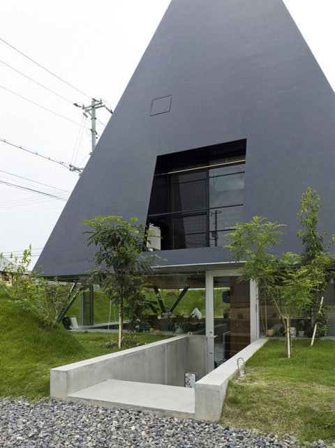 small-pyramid-house-saijo