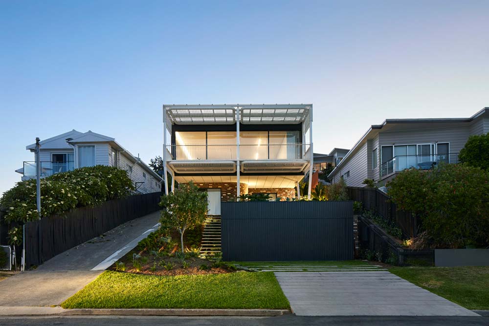 steep lot house design facade - Greenacres