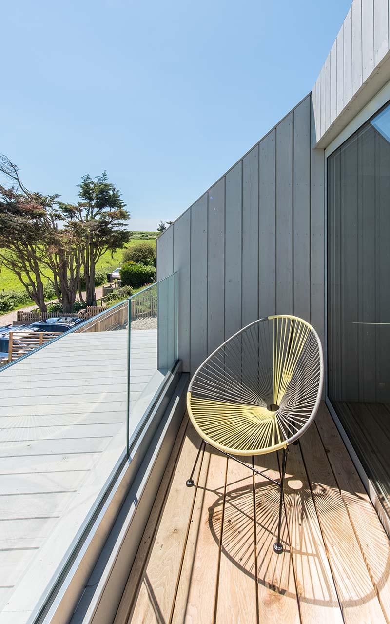 sustainable home terrace - Chalfont Beach House