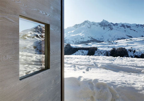 tiny-alpine-shelter-wardrobe-1