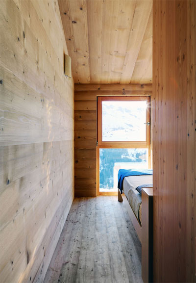 tiny-alpine-shelter-wardrobe-3