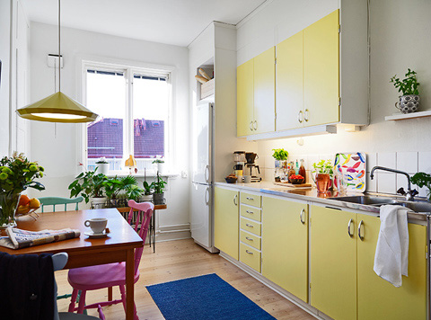 tiny-colorful-apartment-stdsm8