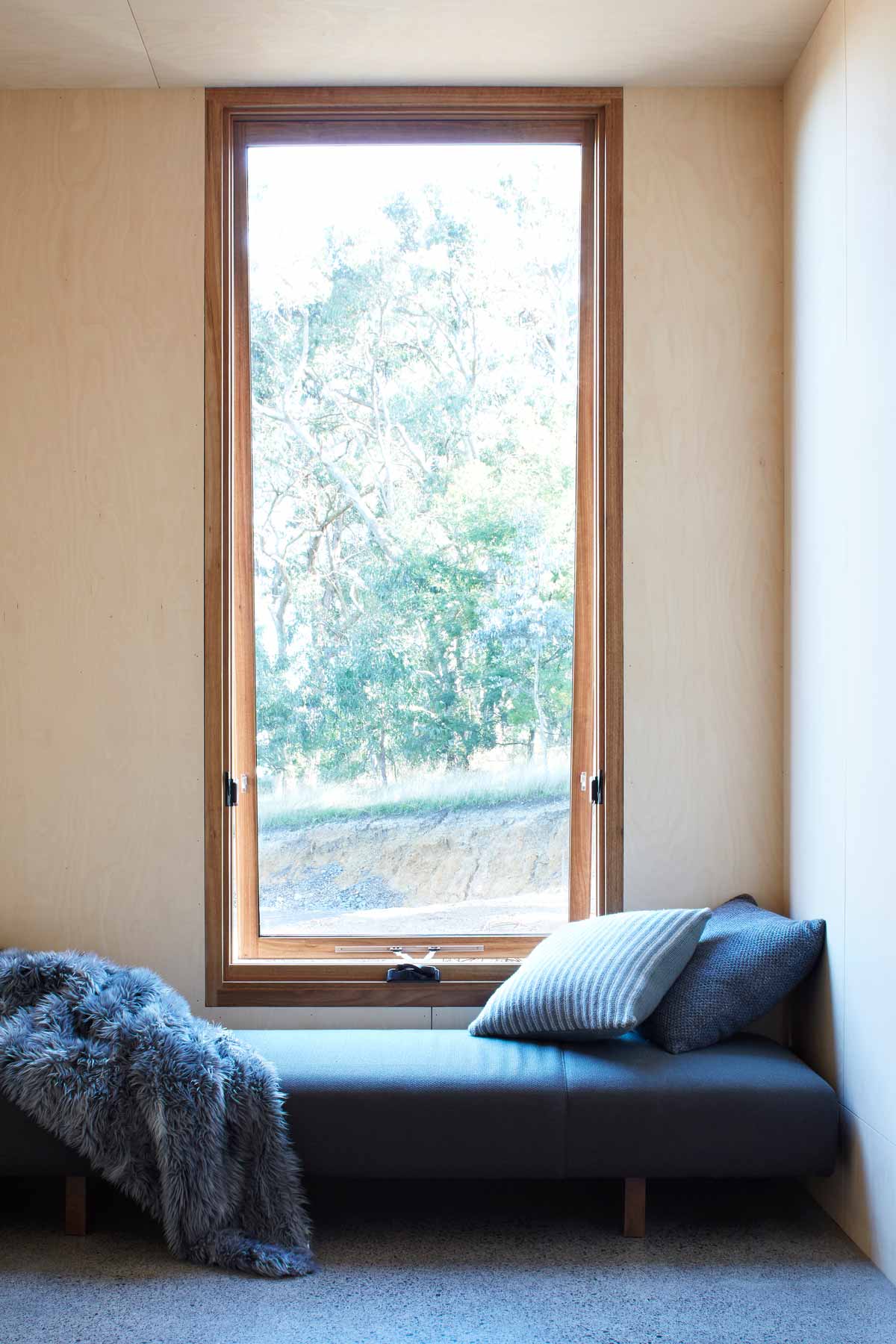 vertical window lounge sofa - Two Halves House
