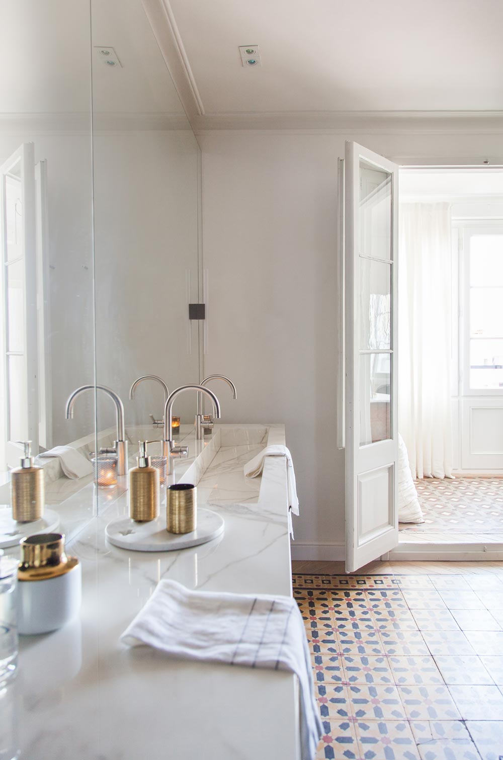 white marble bathroom design - Aribau Apartment