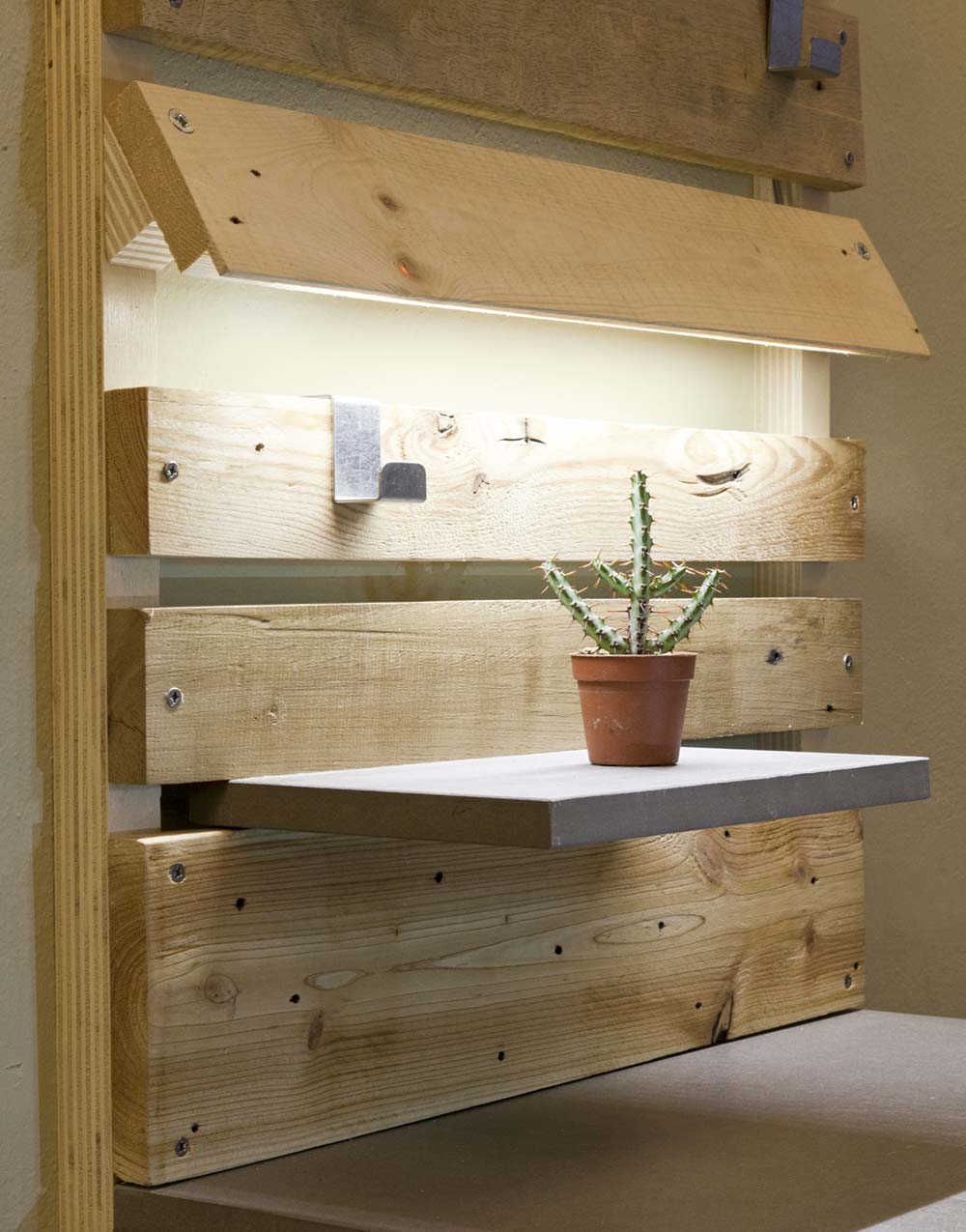 wood pallets shelf design llabb2 - La Strega Bar