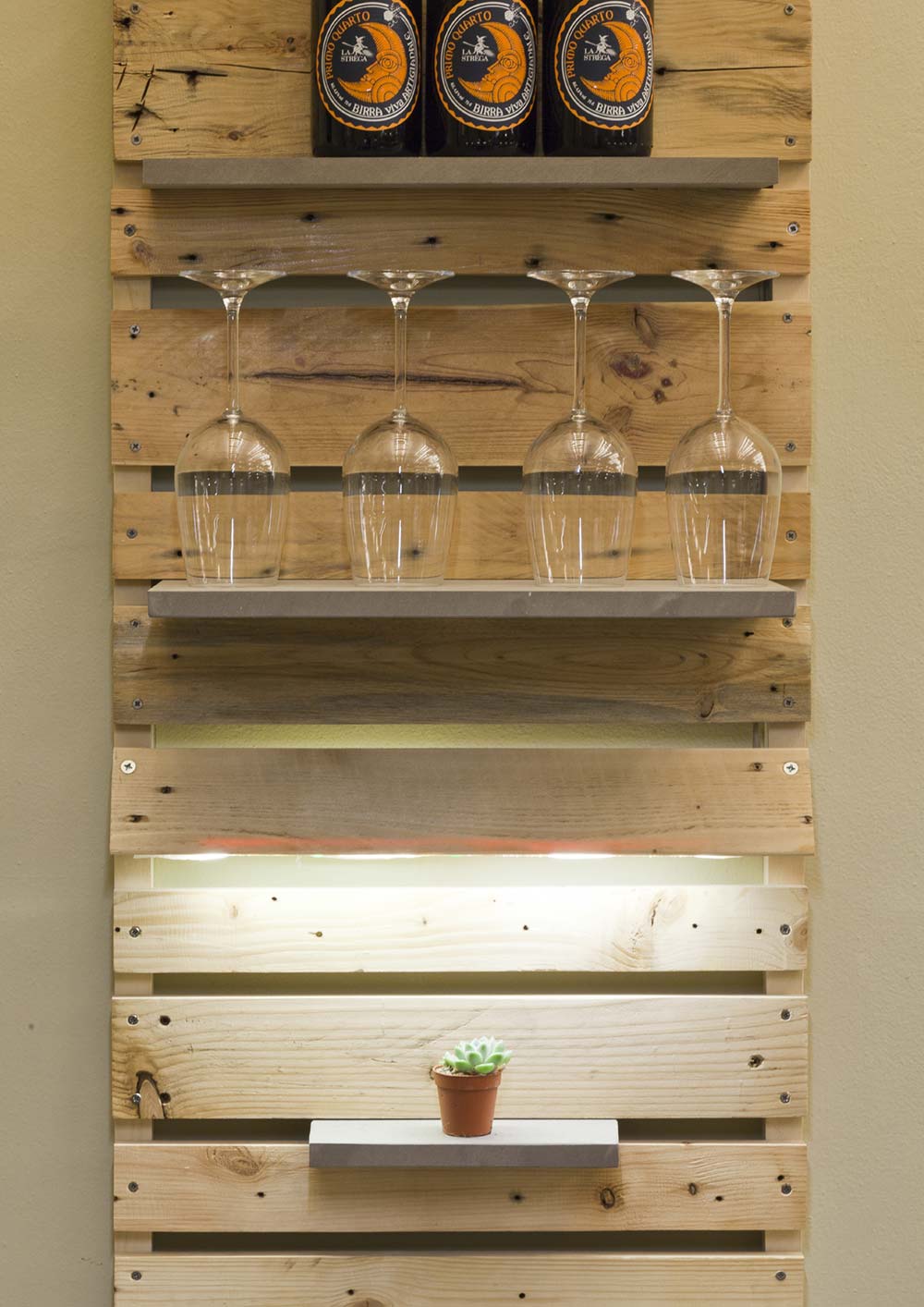 wood pallets shelf design llabb3 - La Strega Bar