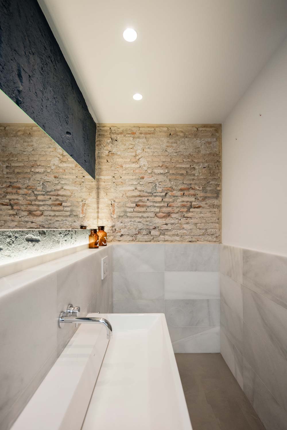 wood stone bathroom design - Apartment Musico Iturbi