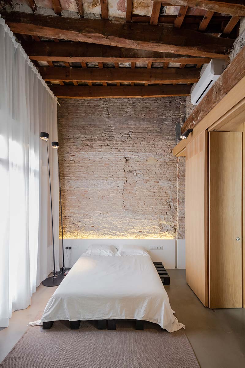 wood stone bedroom design - Apartment Musico Iturbi
